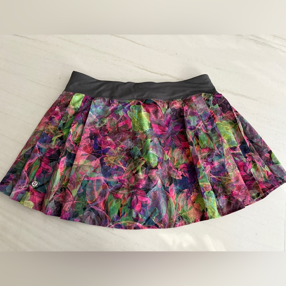 EUC Lululemon Side Pleat HR Floral Tennis Skirt Sz 10-Vivid Floral Grey EUC